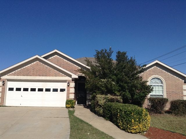 619 White Swan Dr, Arlington, TX 76002