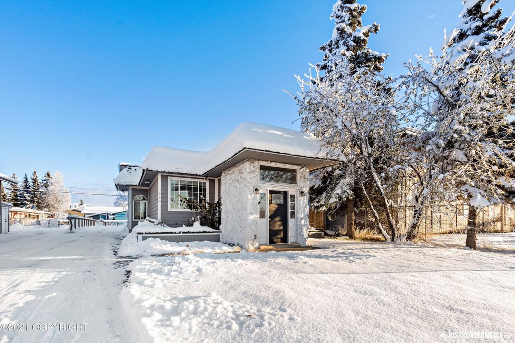 619 Bragaw St, Anchorage, AK 99508