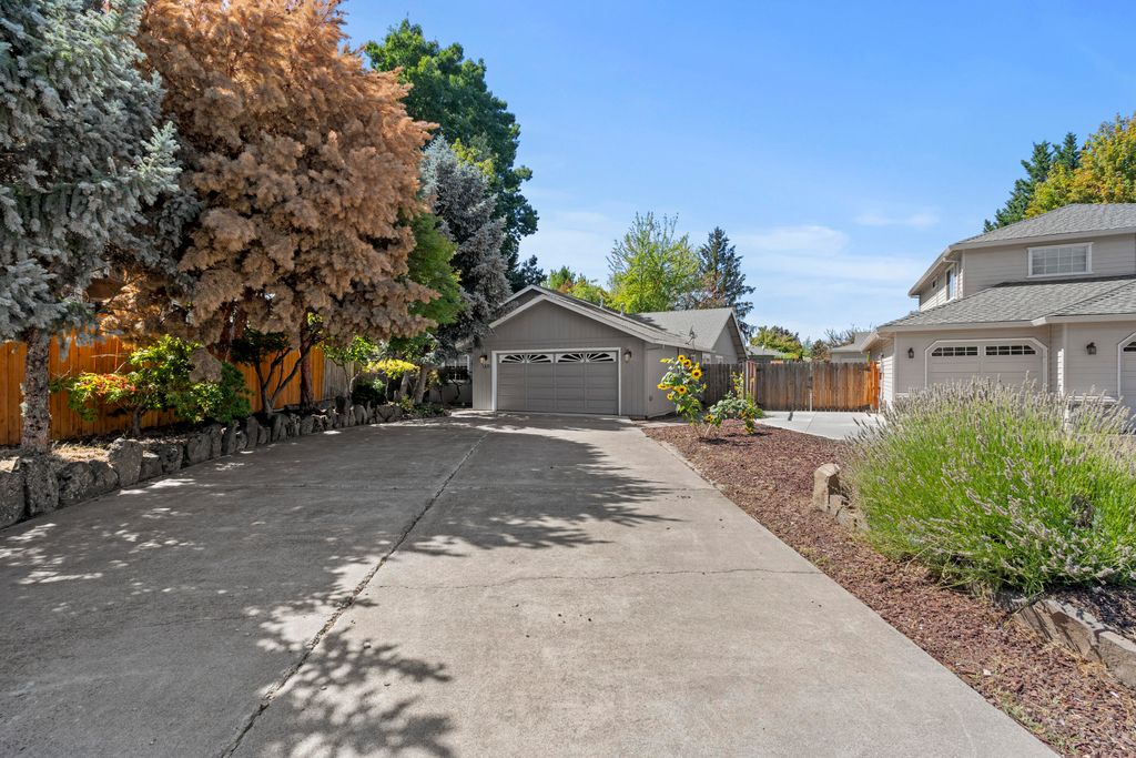 1371 Brook Ct, Medford, OR 97504
