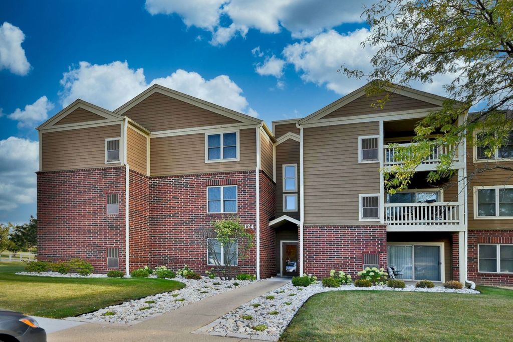 124 Glengarry Dr #201, Bloomingdale, IL 60108
