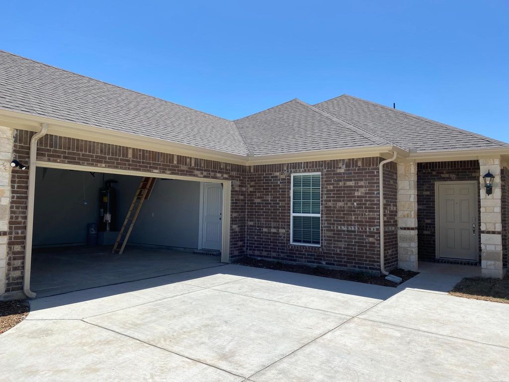 210 Camden St, Red Oak, TX 75154
