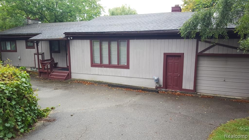 1070 Wyman Dr, Waterford, MI 48328
