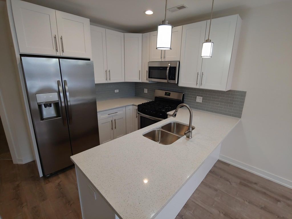 2344 W Grand Ave #3S, Chicago, IL 60612