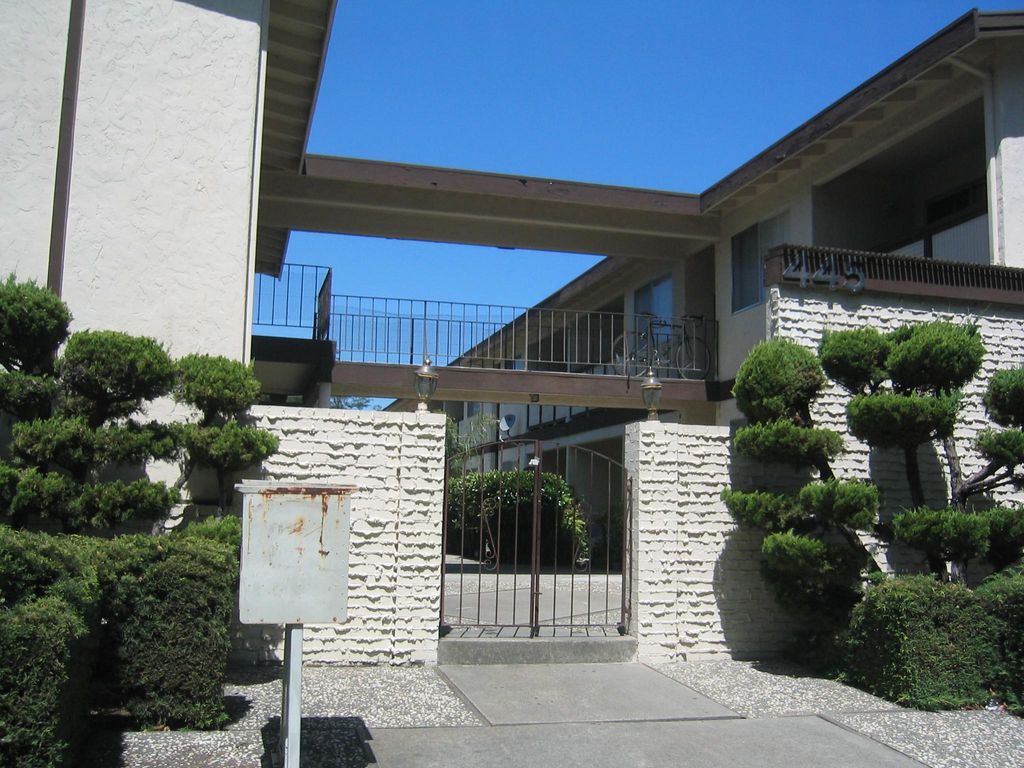 445 Acalanes Dr, Sunnyvale, CA 94086