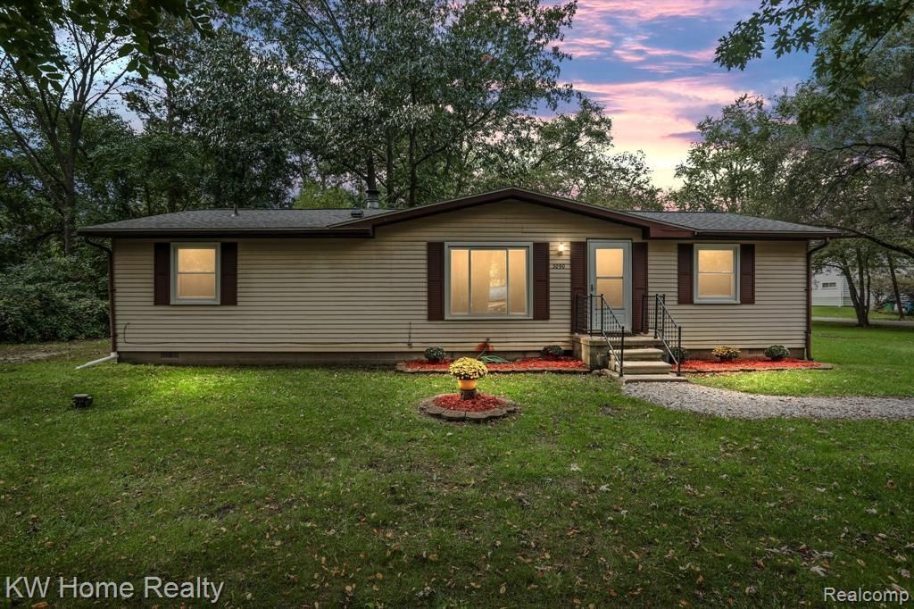 3090 Arbutus St, Commerce Township, MI 48382