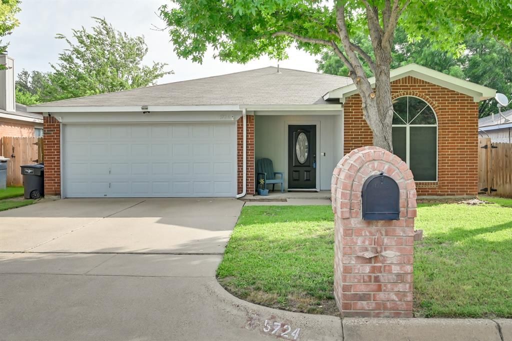 5724 Northfield Dr, Fort Worth, TX 76179