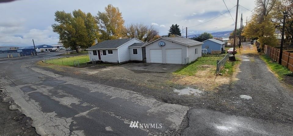 208 E 1st Ave, Kittitas, WA 98934