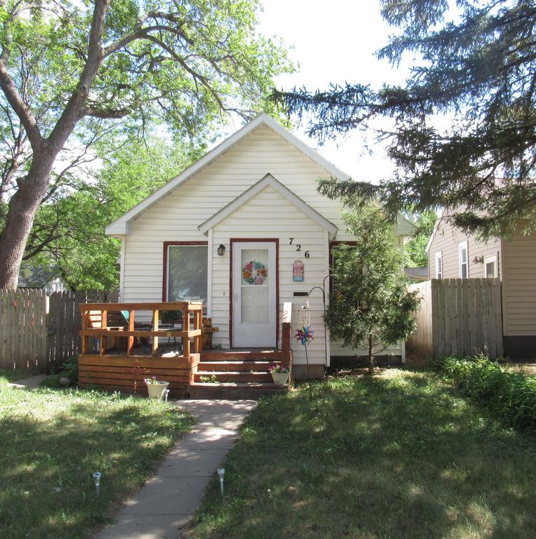 726 8th Ave SE, Aberdeen, SD 57401