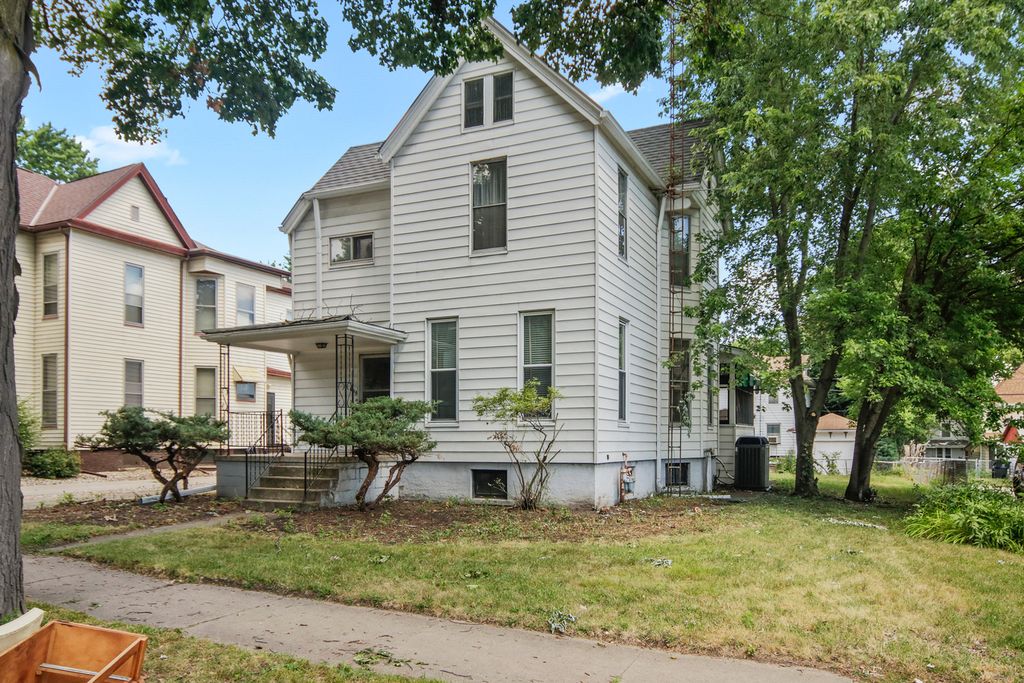 608 E Washington St, Bloomington, IL 2 Bed, 2 Bath MultiFamily Home