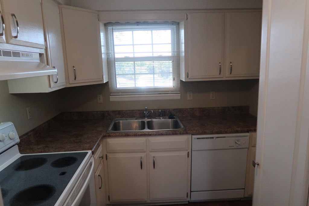 6916 NW Chapel Woods Ln, Kansas City, MO - 2 Bed, 1.5 Bath Townhouse