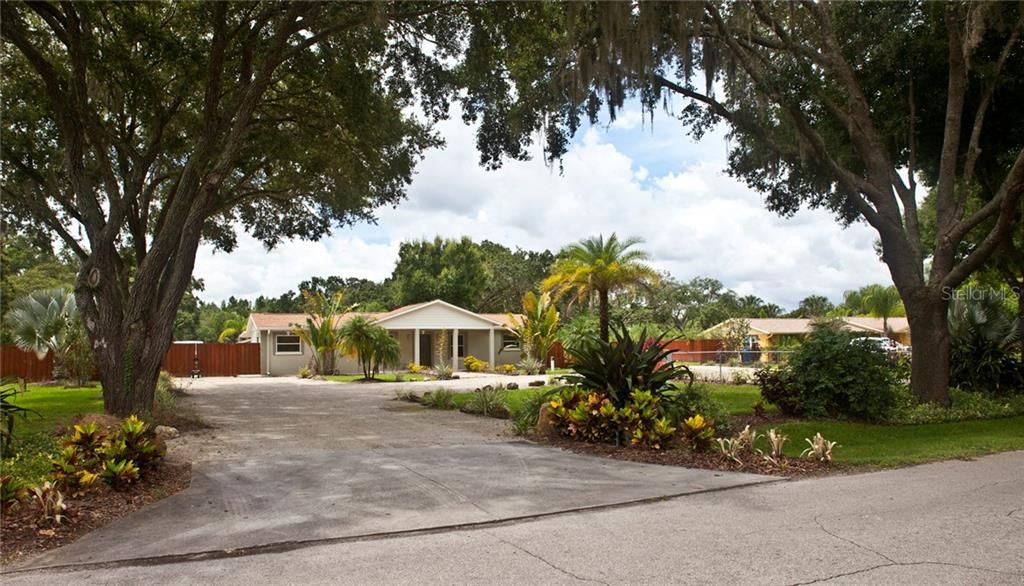 5812 Lakeside Dr, Lutz, FL 33558