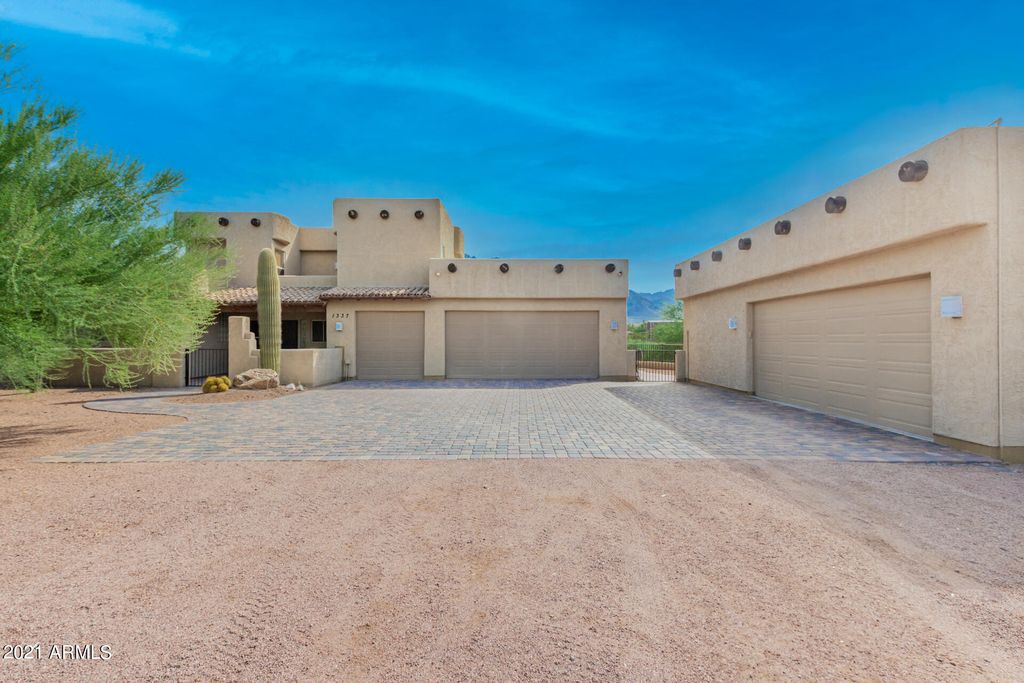 1337 N Roadrunner Rd, Apache Junction, AZ 85119