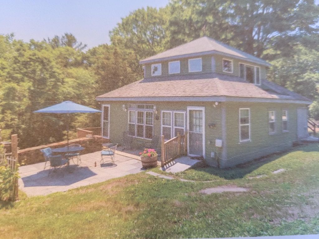 35R Addison St, Essex, MA 01929