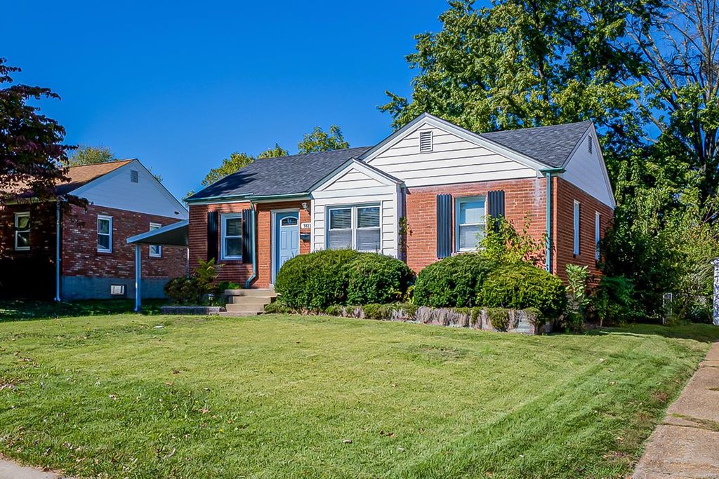 9823 Ravensbrook Dr, Saint Louis, MO 63123