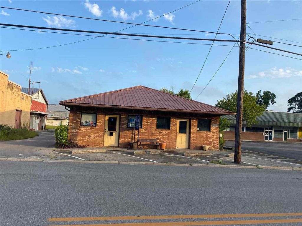 107 E Beech St, Cochran, GA 31014