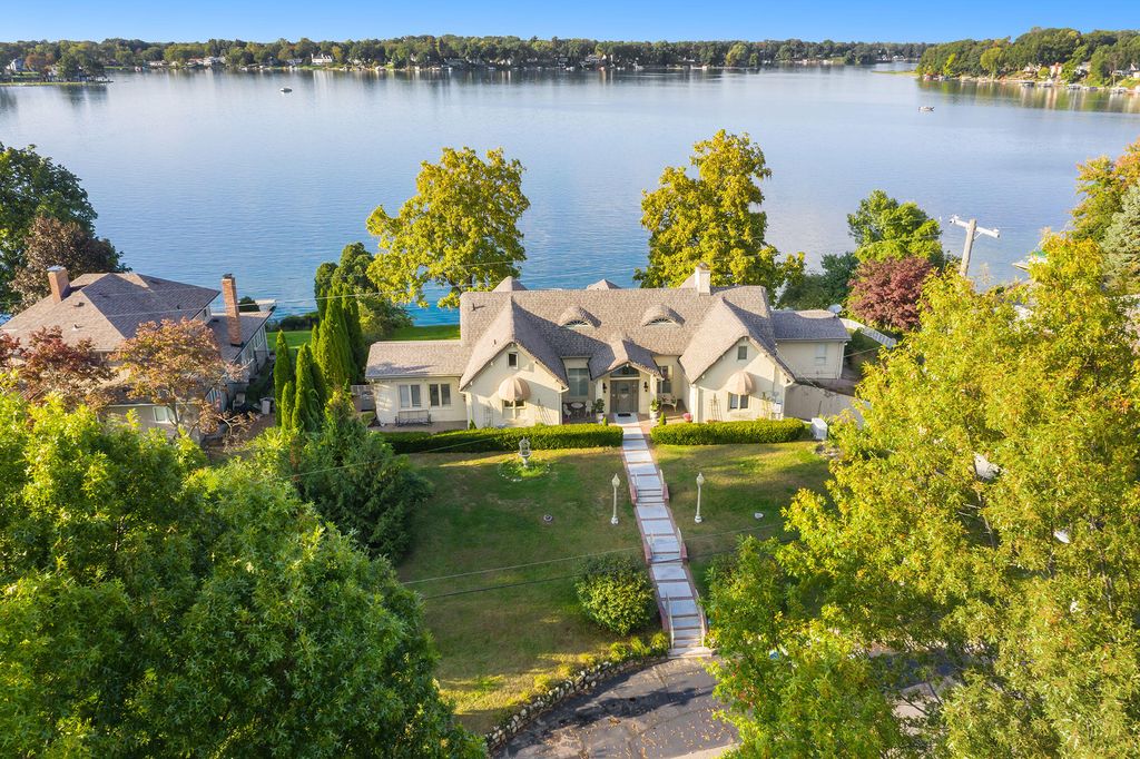526 Country Club Dr, Battle Creek, MI 49015