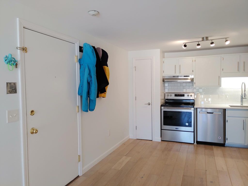 210 White Cedar Blvd, Portsmouth, NH 03801