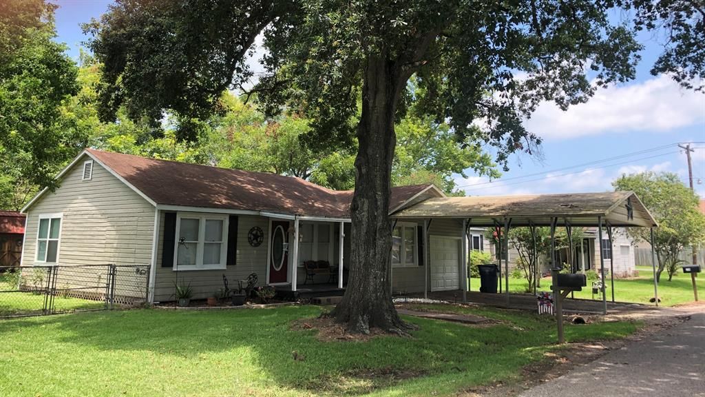 226 2nd St, Brazoria, TX 77422