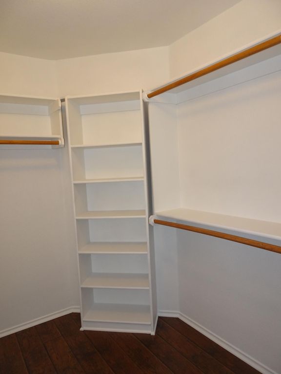 526 E Oak St, Aledo, TX - 4 Bed, 2 Bath Single-Family Home - 26 Photos