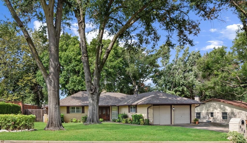 808 Vail Dr, Arlington, TX 76012
