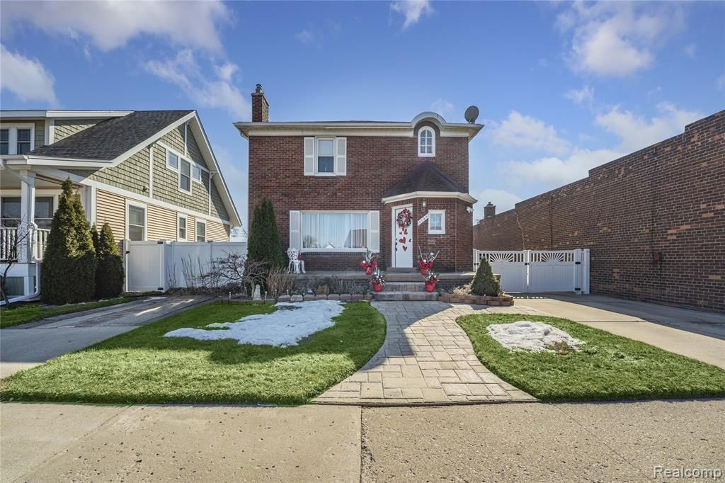 1155 Oak St, Wyandotte, MI 48192 3 Bed, 2 Bath SingleFamily Home