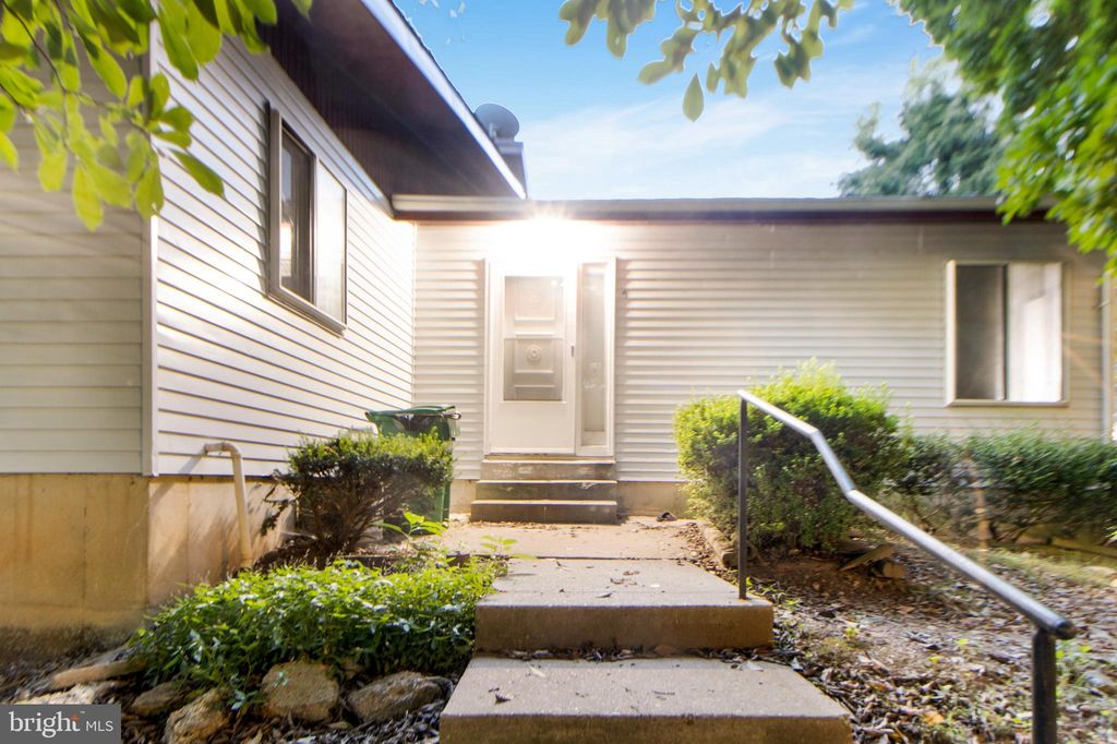 4 Anna Ct #251, Gaithersburg, MD 20877