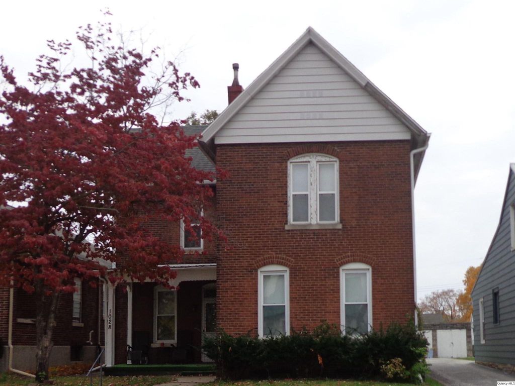 1028 Adams St, Quincy, IL 62301