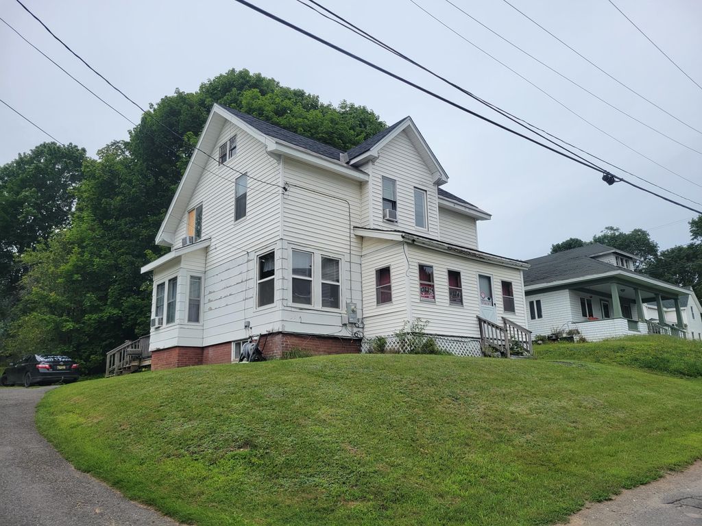 10 Dustin St, Dexter, ME 04930
