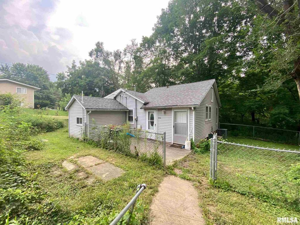 816 N 12th St, Petersburg, IL 62675