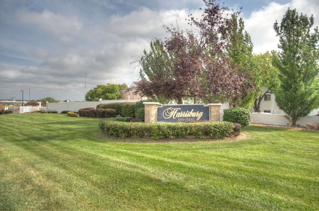9424 Holmes Plz, Omaha, NE 68127