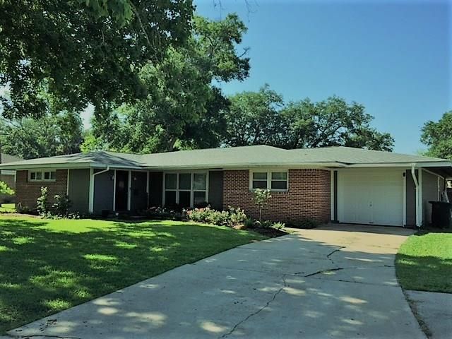 122 Persimmon St, Lake Jackson, TX 77566