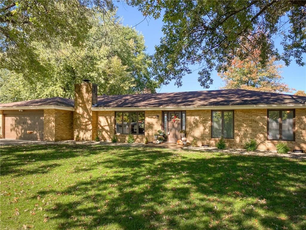 4560 Chapel Dr, Columbus, IN 47203