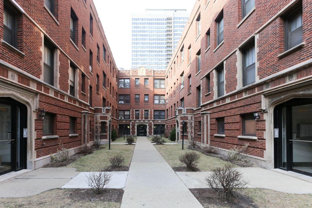 512 W Cornelia Ave, Chicago, IL 60657