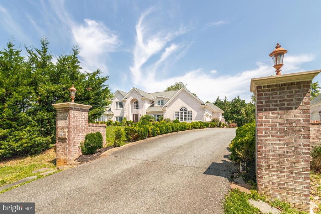 17701 Lisa Dr, Derwood, MD 20855