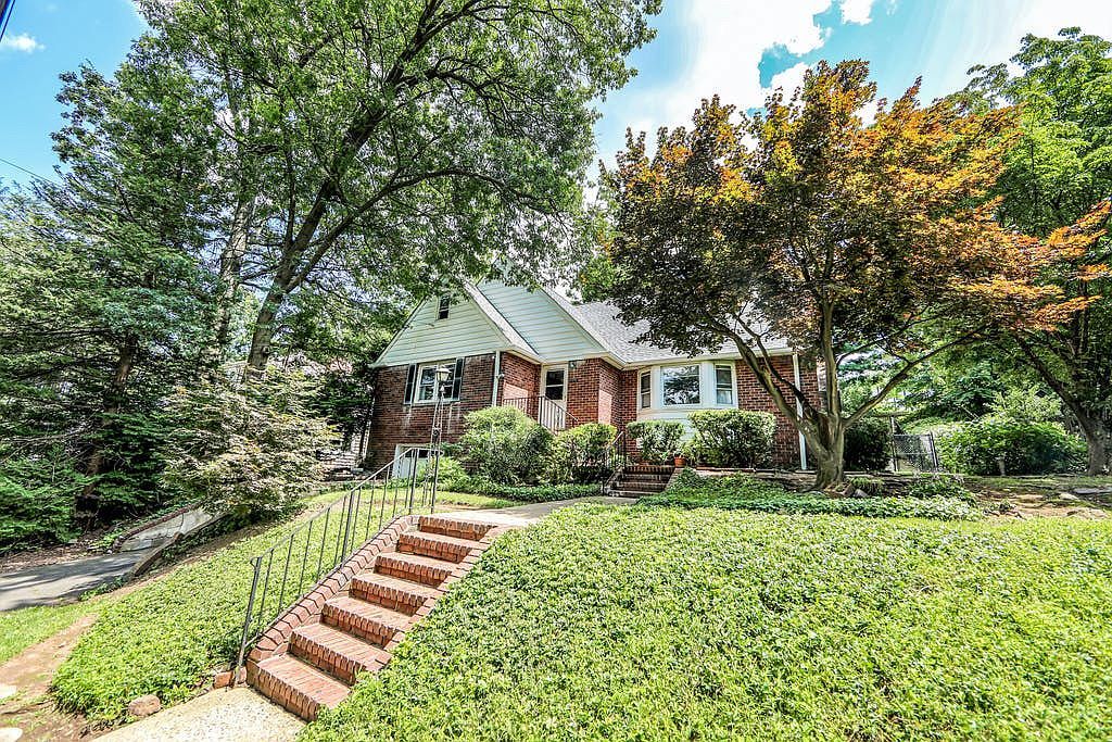 173 Reldyes Ave, Leonia, NJ 07605