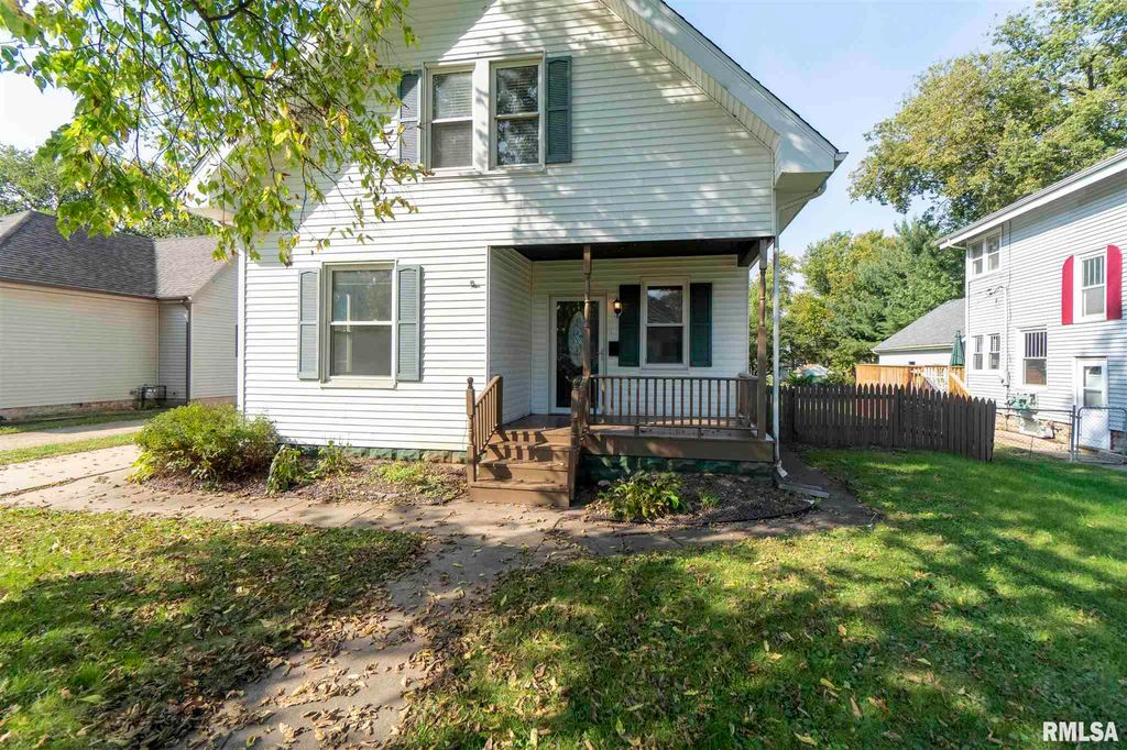 1011 1/2 Summer St, Pekin, IL 61554