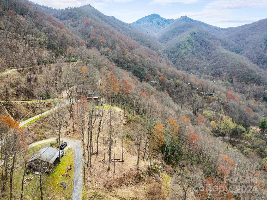 284 Robin Roost Rd, Maggie Valley, NC 28751