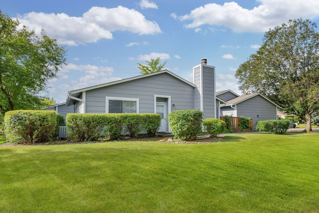 6851 Larkspur Ct #6851, Woodridge, IL 60517