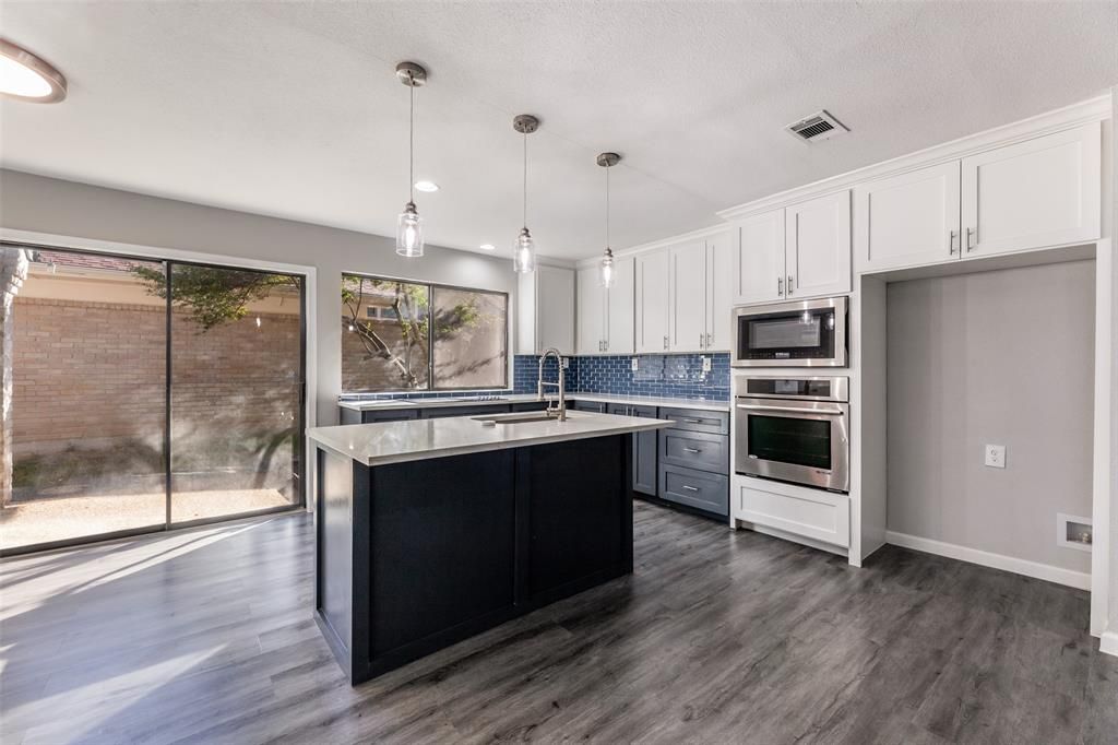 9056 Stone Creek Pl, Dallas, TX 75243