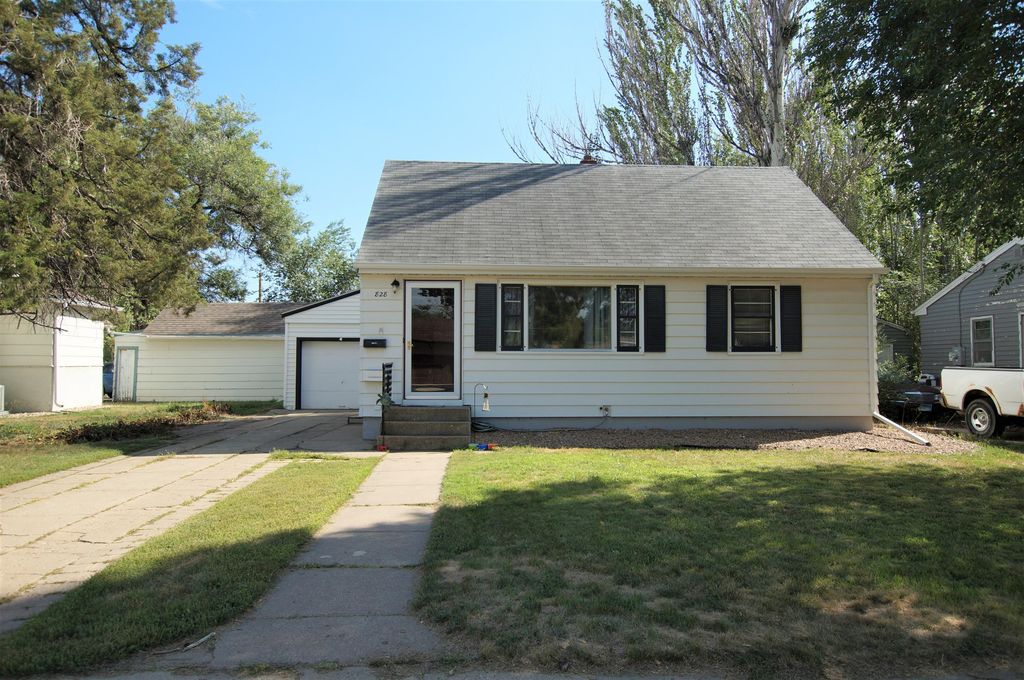 828 5th Ave NE, Aberdeen, SD 57401
