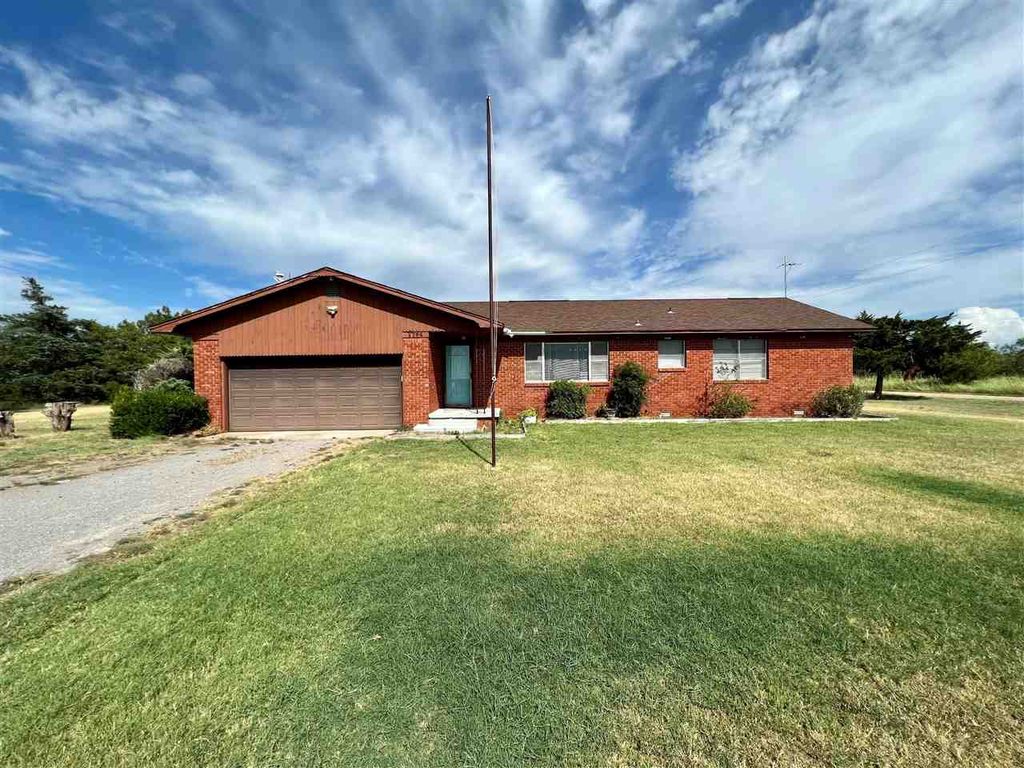 1764 NW Paint Rd, Cache, OK 73527