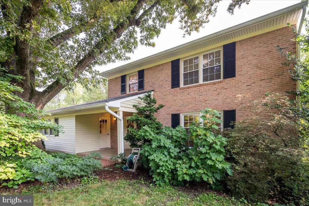 302 Greenwood Dr, Fredericksburg, VA 22405