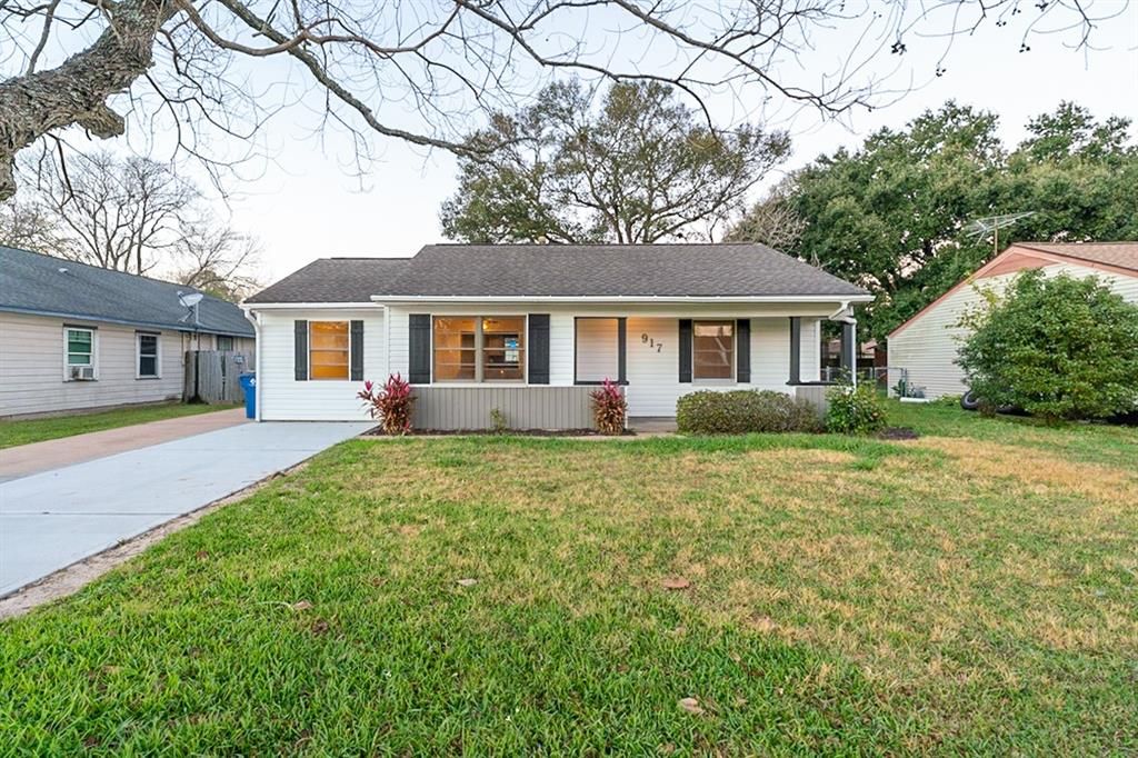 917 Chevy Chase Dr, Angleton, TX 77515