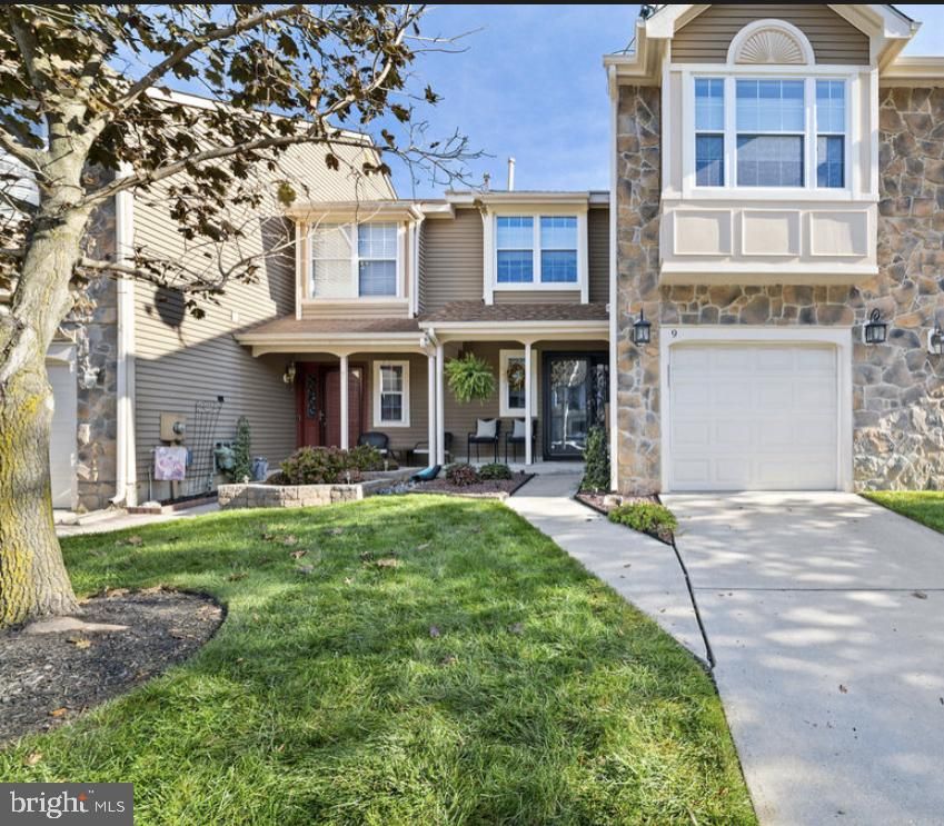 9 Kettlebrook Dr, Mount Laurel, NJ 08054