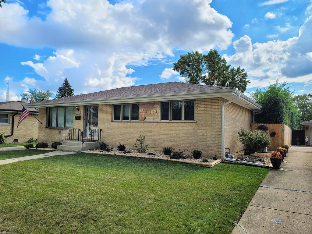 721 W Beach Dr, Addison, IL 60101