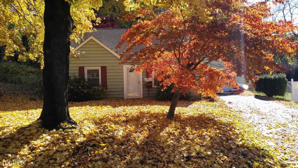 25 Melrose Dr, New Haven, CT 06513