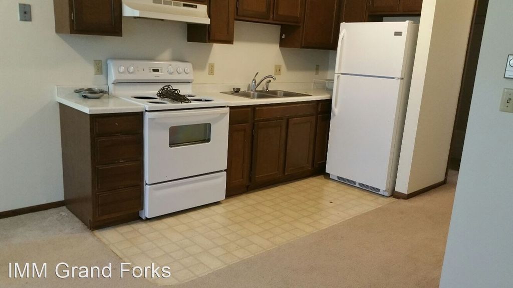 506 N 4th St #12, Grand Forks, ND 58203