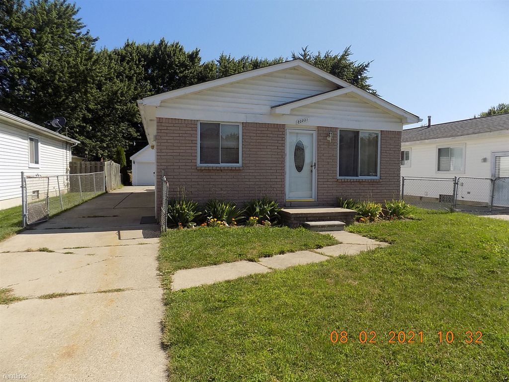 23231 Elmira St, Clinton Township, MI 48035