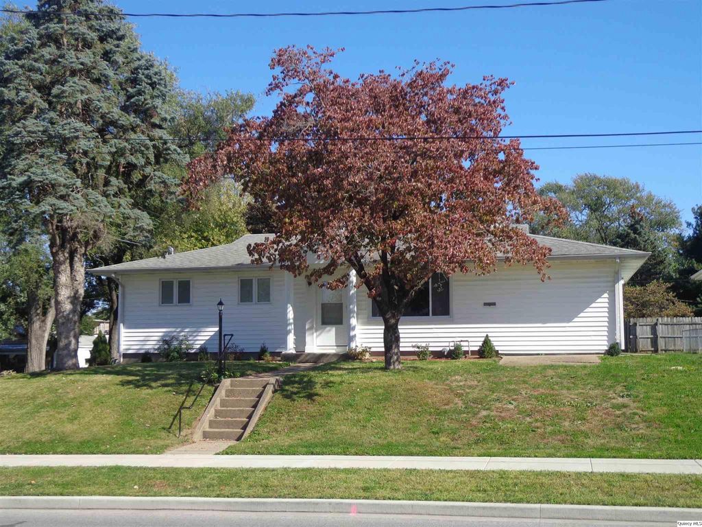 1120 N 18th St, Quincy, IL 62301
