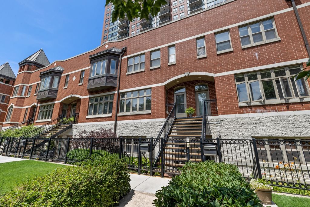 316 E 18th St, Chicago, IL 60616
